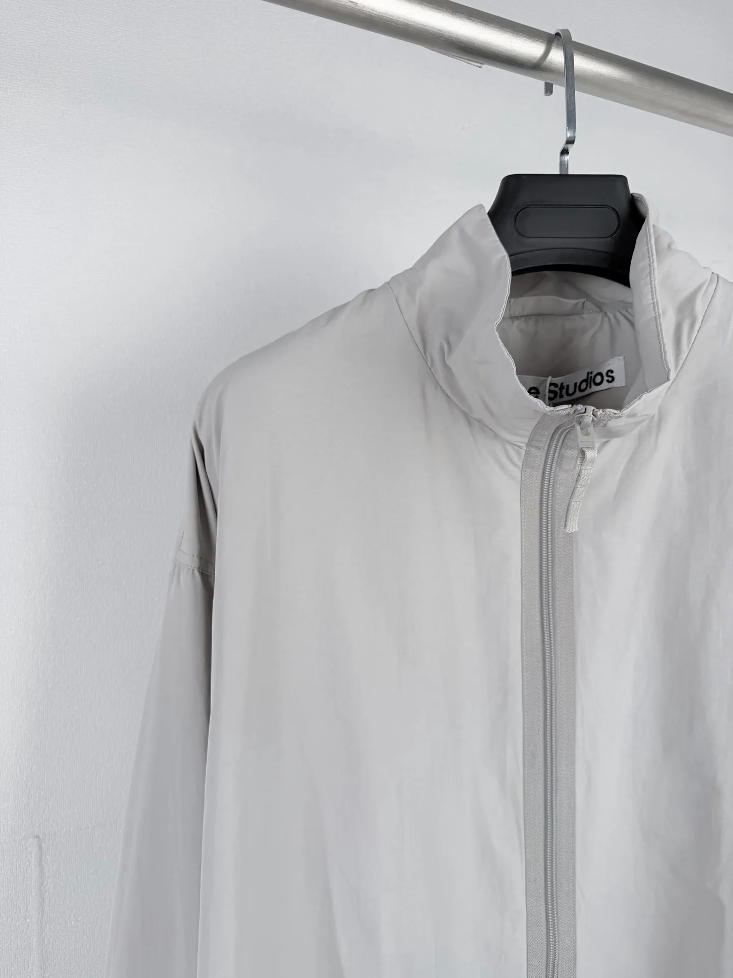Acne Studios embroidered logo windbreaker jacket. Custom-made Ninglan light woven machine blend. Lightweight and windproof. Stiff and tough. Smoky pink and white calming. It embodies the cool and minimalist Scandinavian aesthetics. Stand-up collar with full zipper for neat opening and closing. Full lining on the inside to improve the smoothness of putting on and taking off. Elastic elasticated precision cuffs at the hem create a relaxed and loose cropped silhouette. Three-dimensional logo embroidery in the same color on the back. Engraved with STOCKHOLM. Chronicle The embroidery is integrated with the body of the garment, hiding the brand's traceability context. The minimalist shape integrates the functional core to interpret the relaxed and relaxed style of high-end ready-to-wear. Process 1: Using imported machine embroidery technology. Using advanced computer control systems and precision mechanical components to realize the Acne Studios logo embroidery operation. High precision. The lines are smooth and delicate. Process 2: The fabrics have been fermented and washed. They have a better hand feel and texture. They are not easy to deform, shrink or fade. Maintain long-term beauty Accessories: Customized 1:1 Acne webbing Customized 1:1 Acne zipper Customized 1:1 Acne trademark Version: Loose version Size: 44 46 48 50